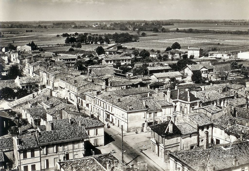 Carte postale (collection particulière) : vue aérienne du village de Beychevelle, Grand Rue, 3e quart 20e siècle.