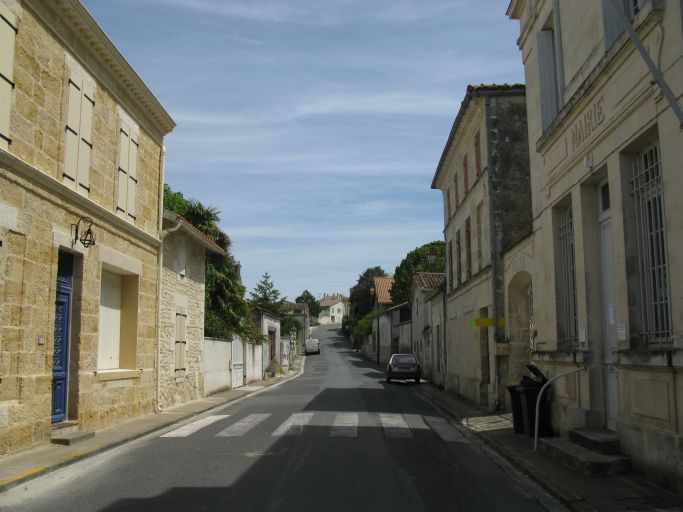 La rue principale du bourg en direction de l'est.