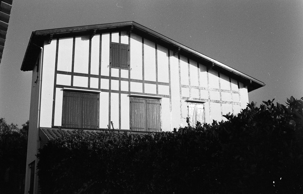 Maison Caperaldea, chemin Atalaya, ensemble depuis le jardin ouest vers 1994.