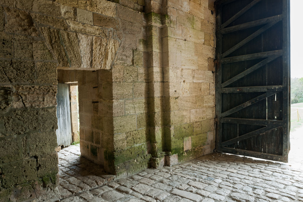 Vue depuis le corps de passage vers l'entrée : porte piétonne latérale.