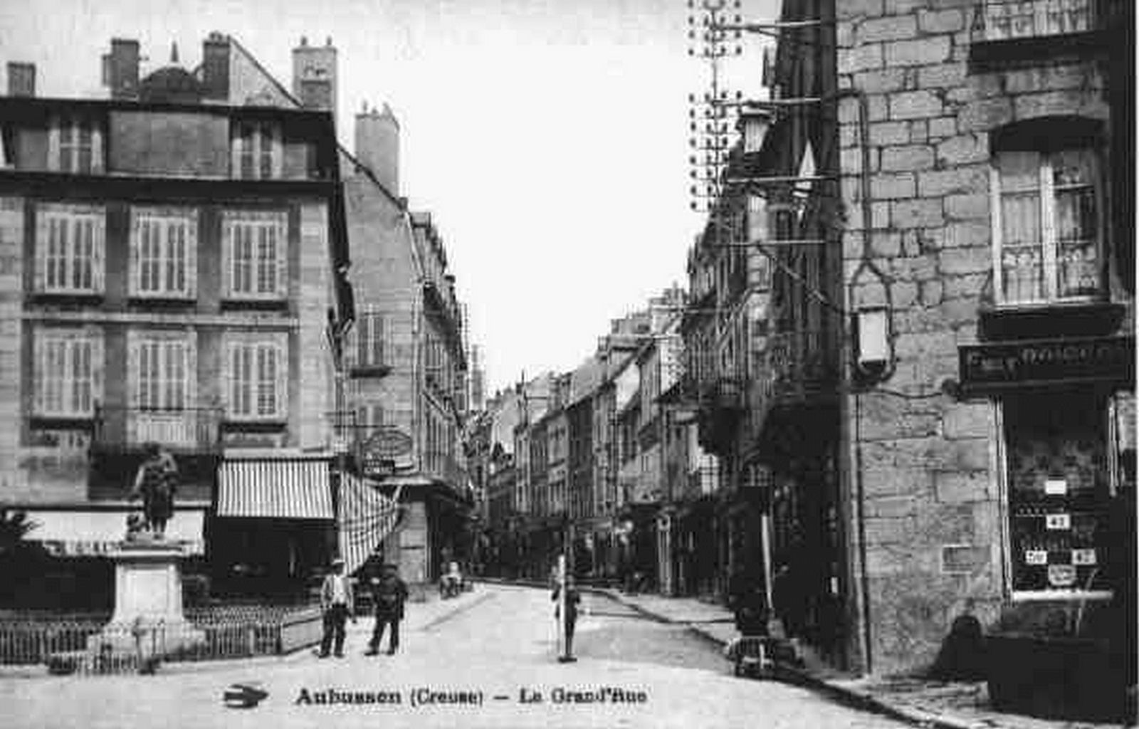Carte postale (AD 23) du 1er quart du 20e siècle, montrant la Grande Rue avant la construction de la mairie datée de 1932. 