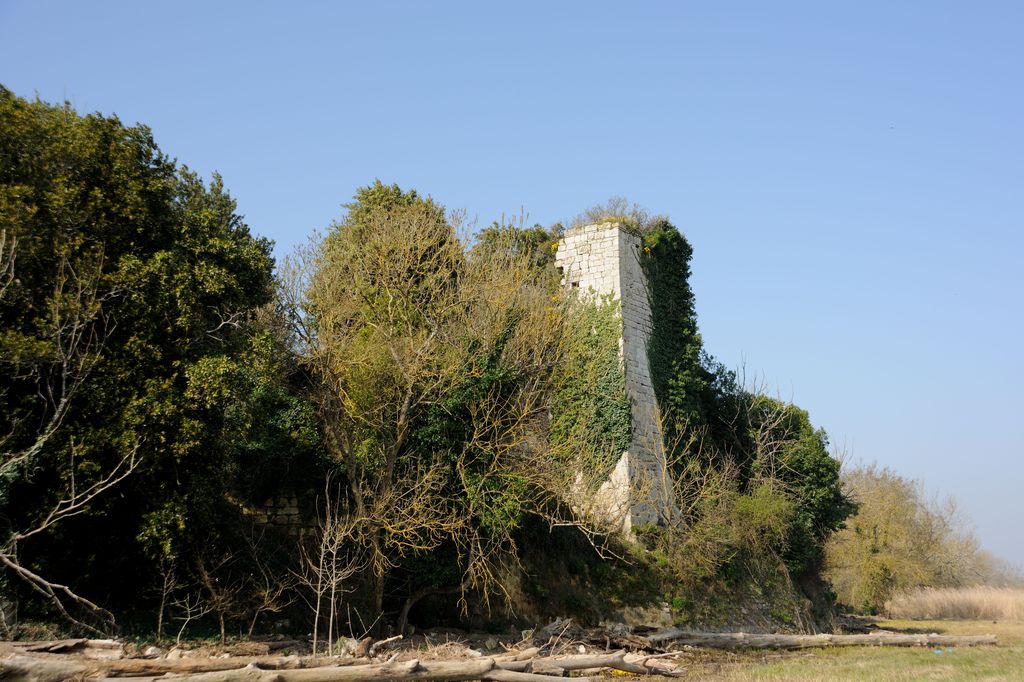 Vestiges des fortifications de Castillon.