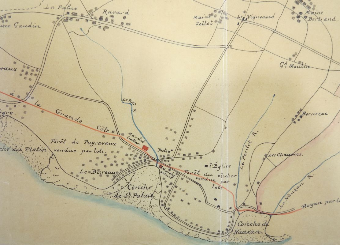 Extrait d'un plan de la commune vers 1908-1910, montrant le tracé du tramway, l'emplacement du marché, les forêts du Clocher et de Puyraveau mis en vente par l'Etat.