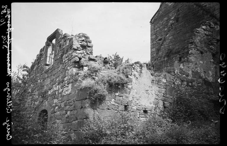 Maison mitoyenne en ruine située sur le pignon ouest. Photographie prise vers 1958.