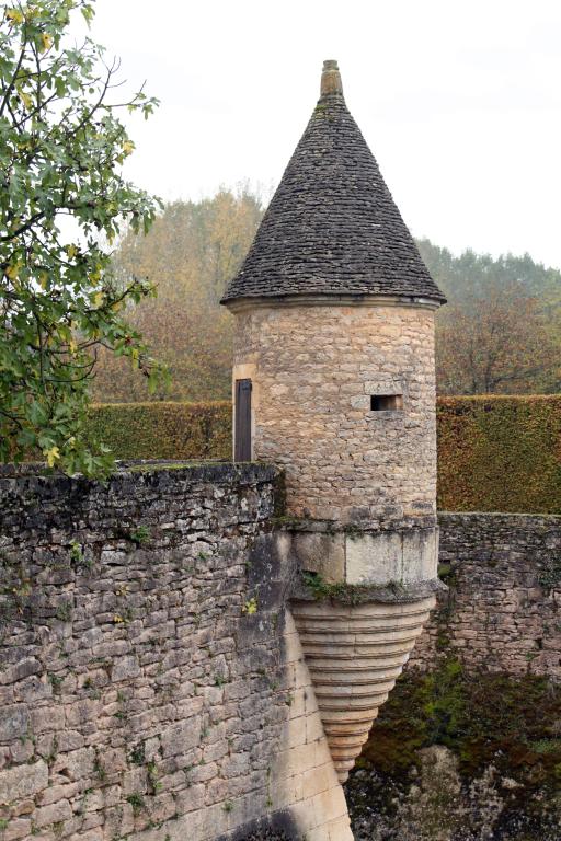 Enceinte du château : tourelle sur cul-de-lampe mouluré à l'angle sud-ouest de la plate-forme vue à l'ouest.