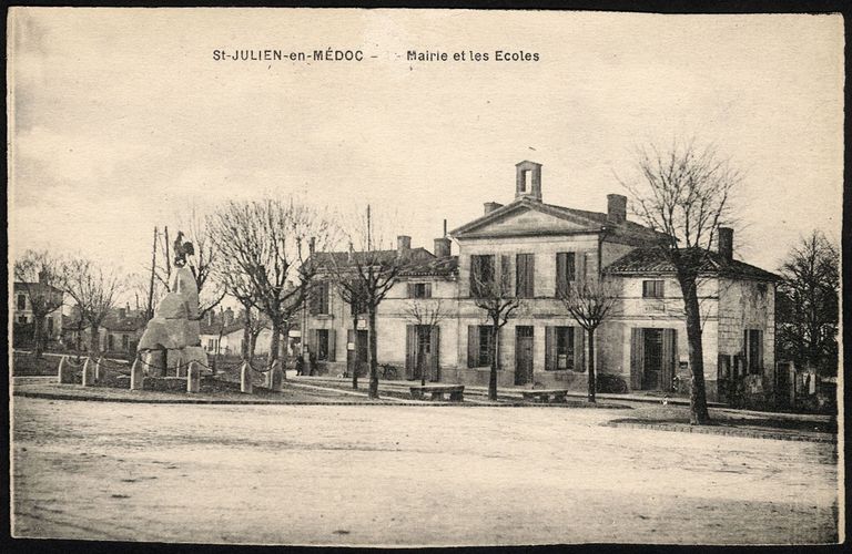 Carte postale : Mairie et les Ecoles.
