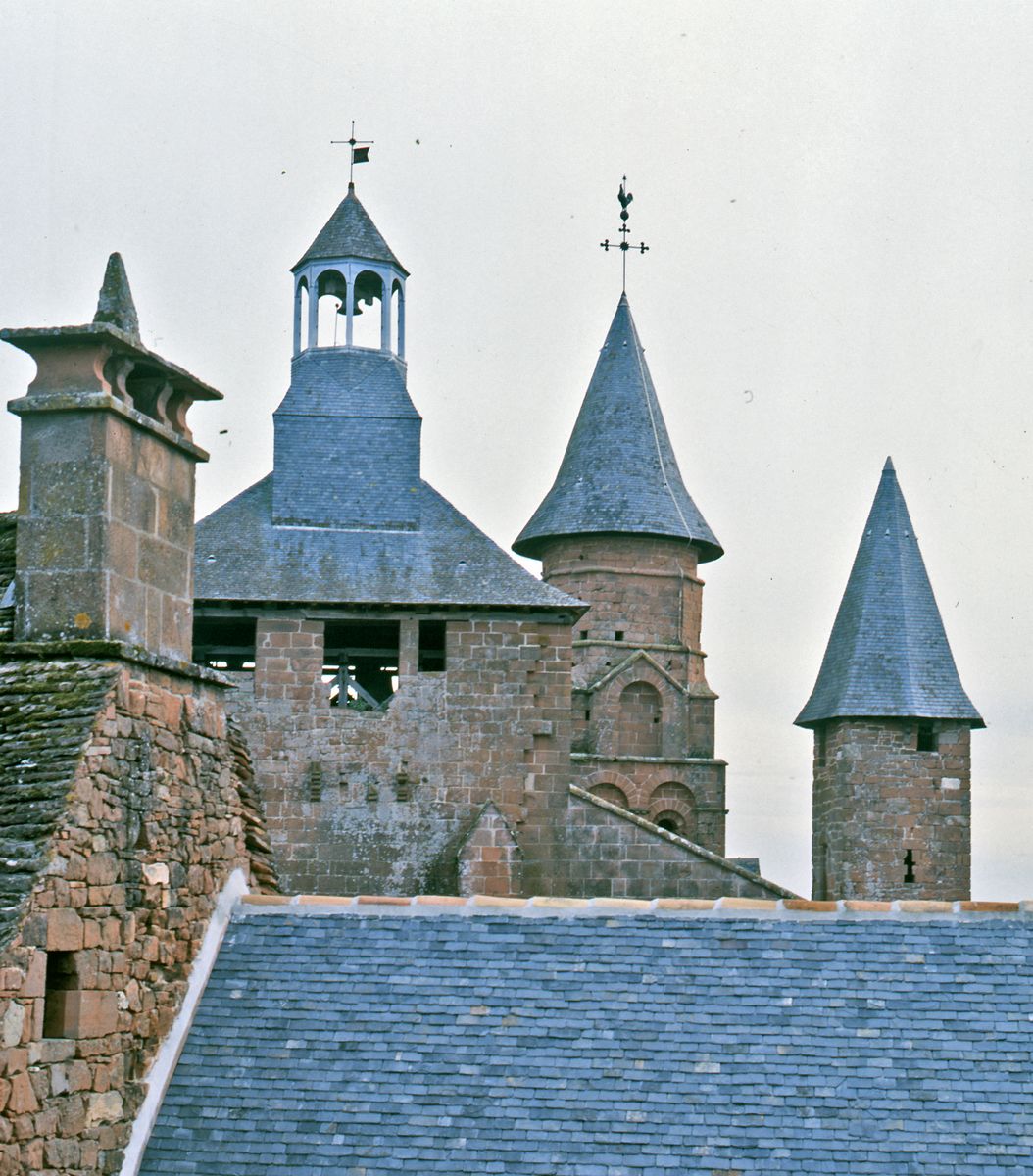 Elévation ouest. Vue des clochers et de la tour prise depuis le pigeonnier du manoir, dit château de Friac.