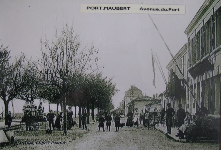 Port-Maubert sur une carte postale vers 1900 prise au niveau des actuels 42 et 44 rue des Pêcheurs.