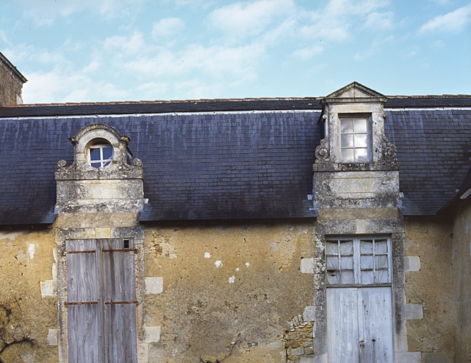 Deux des travées de la façade nord du logis.