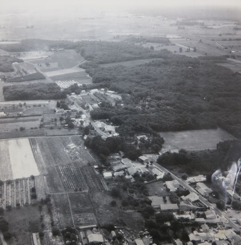 Vue aérienne de l'est du bourg vers 1980.