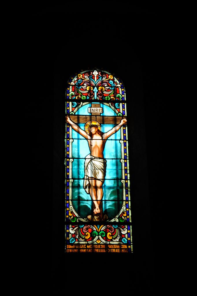 Collatéral sud : vitrail représentant le Christ en croix.