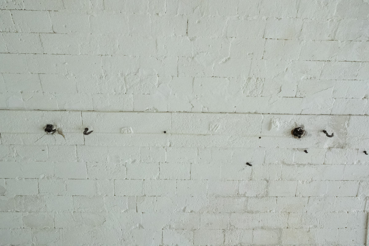 Vestiges de supports pour les hamacs dans la voûte d'une casemate. Des marques de tâcherons sont visibles. 