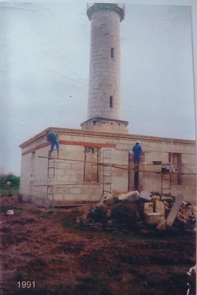 Photographie (collection du musée) : le phare en travaux en 1991.