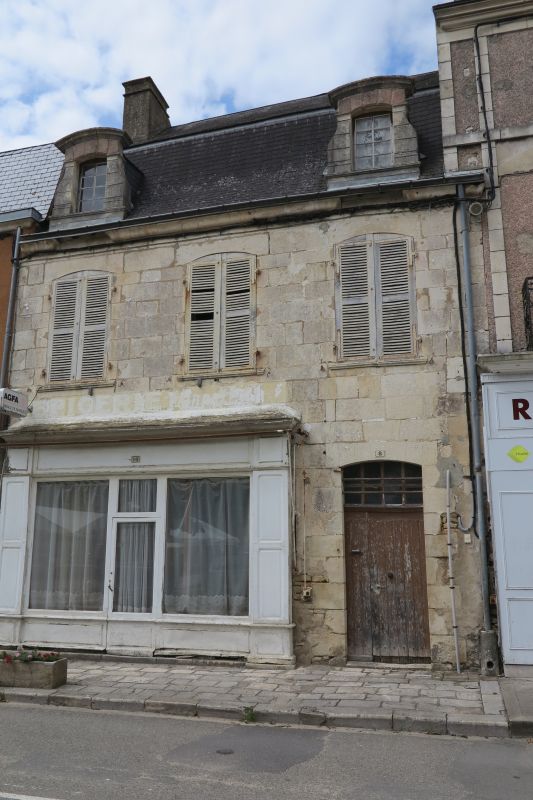 N° 8 et 10 place de la Libération.