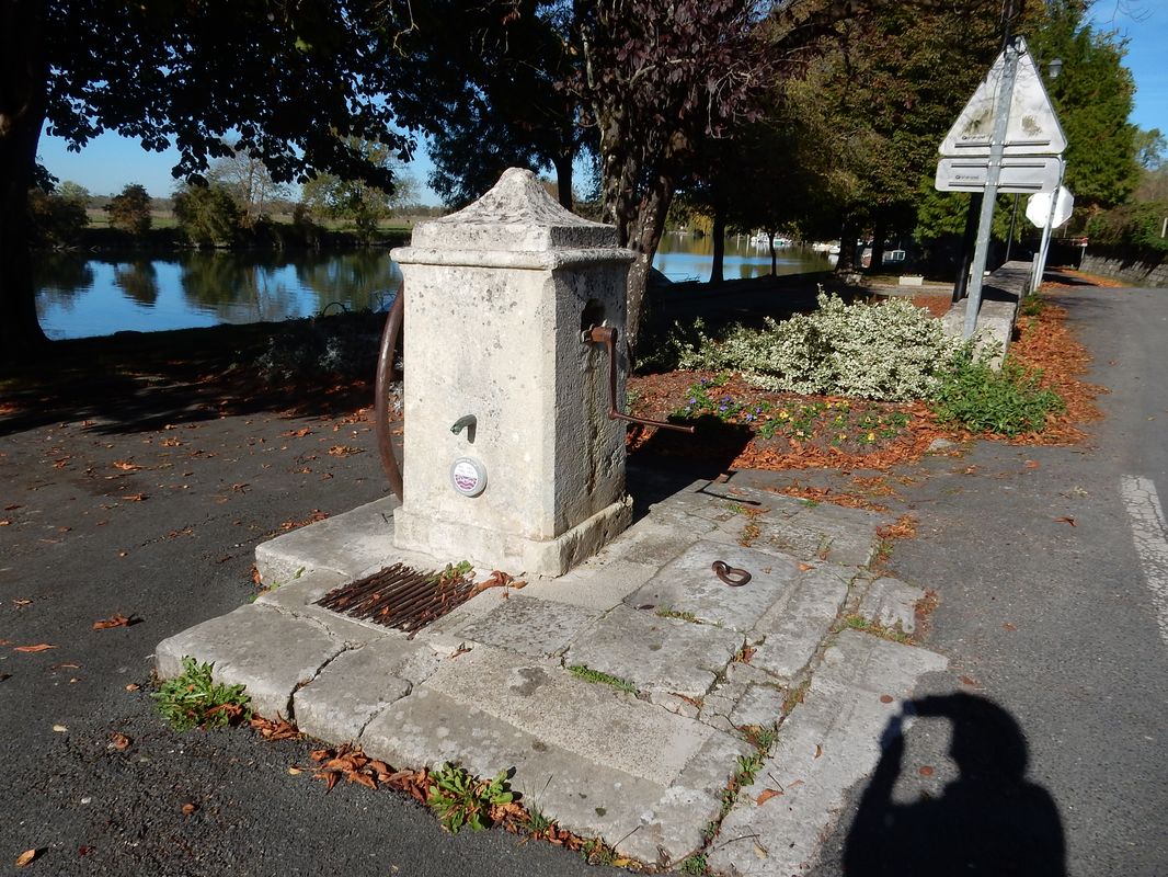 Fontaine près du port, dite des Alards sur un plan des quais du milieu du 19e siècle.
