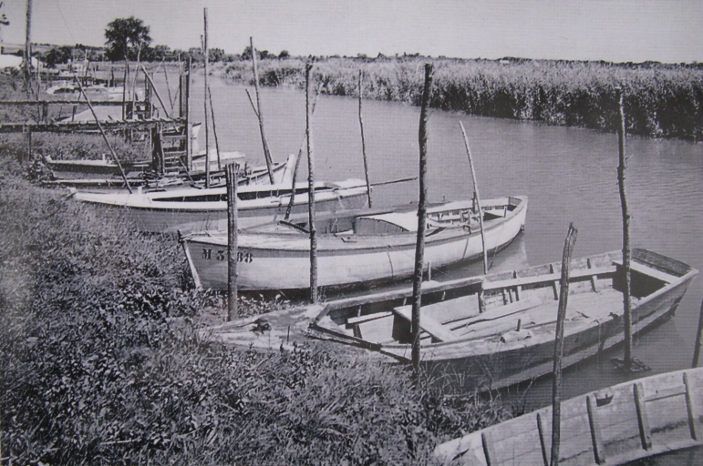Yoles dans le Port-Maubert vers 1960.