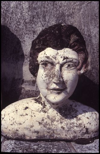 Buste de femme photographié en 1999, aujourd'hui disparu.