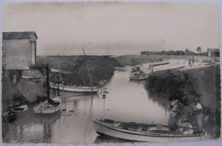 L'entrée du port et le chenal, réduits par l'envasement des marais, vers 1960.
