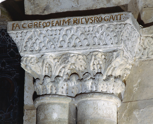 Déambulatoire, deuxième chapiteau à partir de l'ouest, portant une inscription : FACERE ME AIMERICUS ROGAVIT.