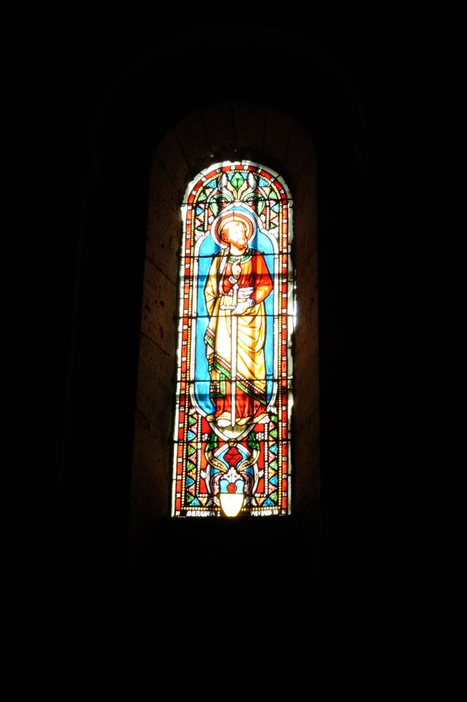 Chœur : vitrail représentant saint Paul.
