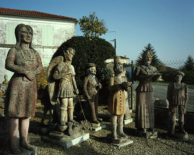 Statues situées à la sortie du jardin.