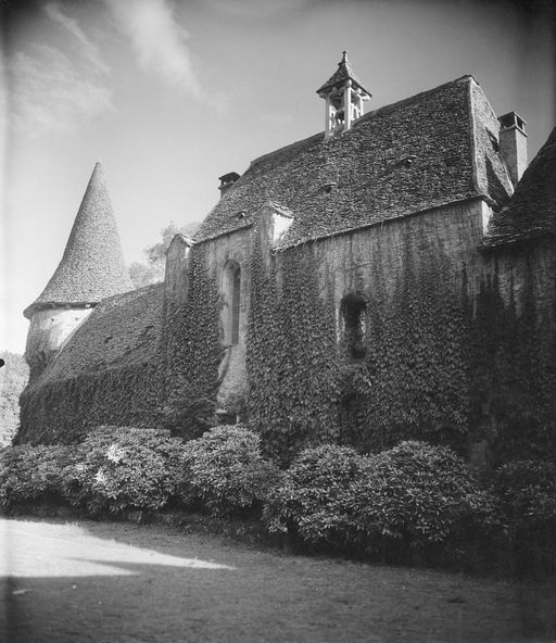 Vue de la chapelle depuis la cour du château, s.d. (vers 1950).