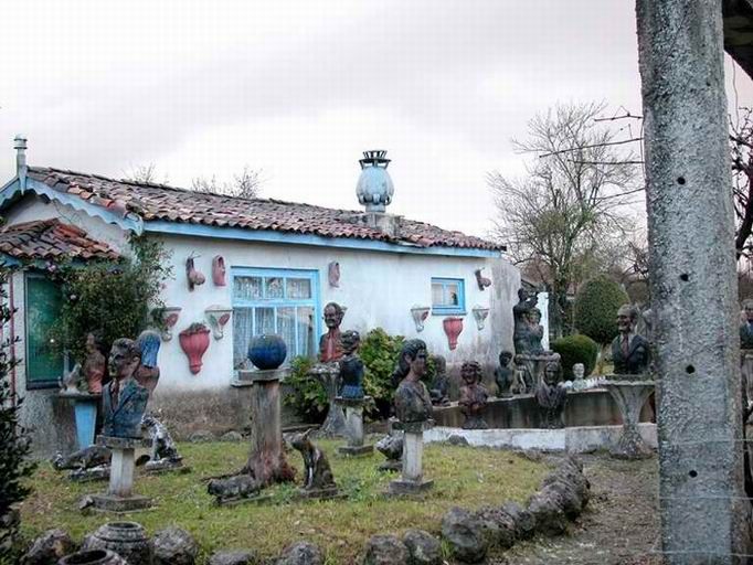 Statues et bustes situés à droite de la maison, photographiés en 2002.