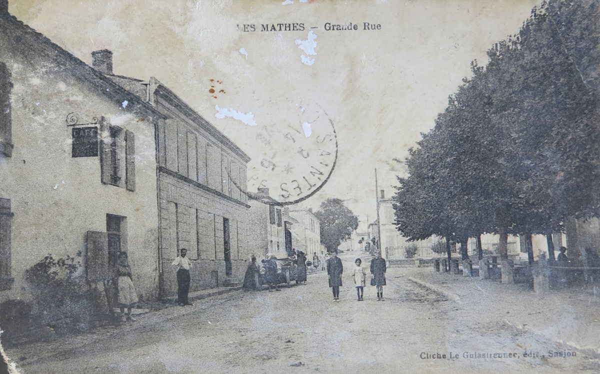 La rue du Clapet et la place de l'église vers 1900.