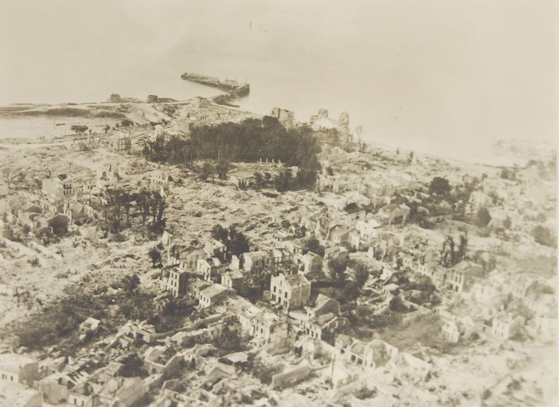 Vue aérienne du quartier de Foncillon et du port, depuis le nord, après les bombardements de 1945.