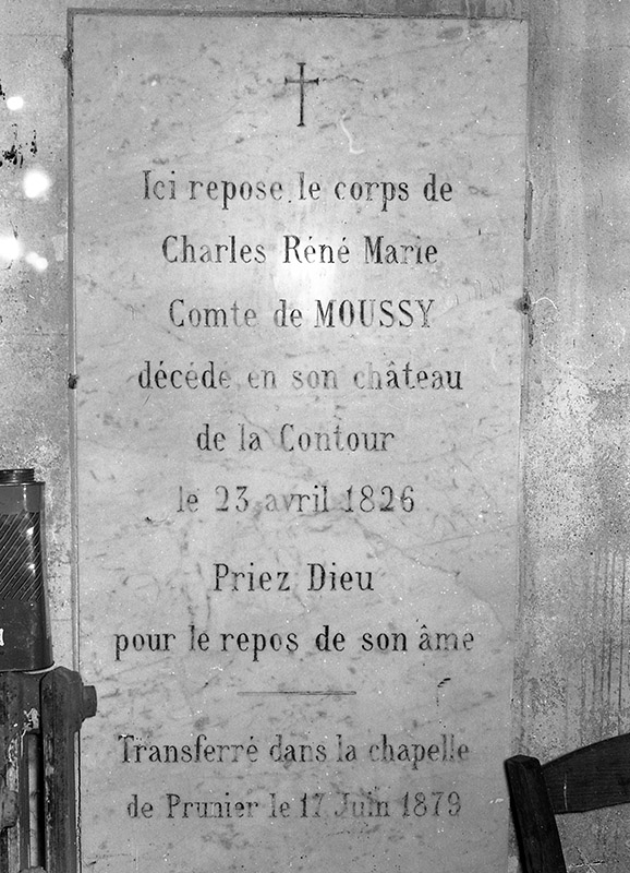 Chapelle, intérieur, pierre tombale du comte Charles René Marie de Moussy, décédé en 1826, cliché de 1970.
