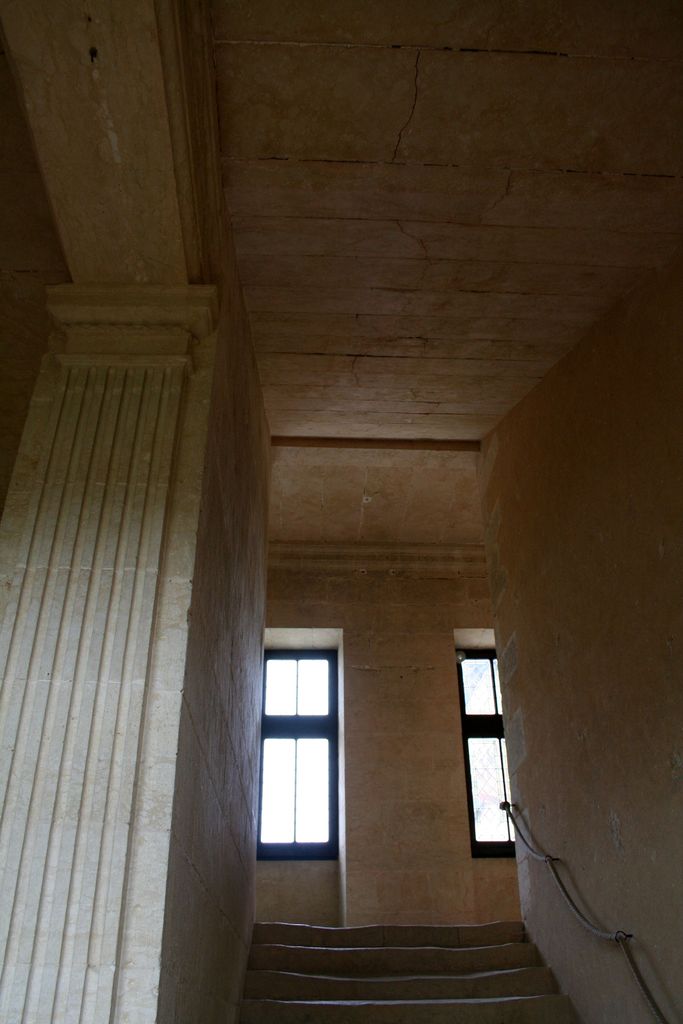 Grand corps de logis, aile sud : vue de l'escalier depuis le premier repos vers le premier étage (pilastre dorique sur le mur noyau).