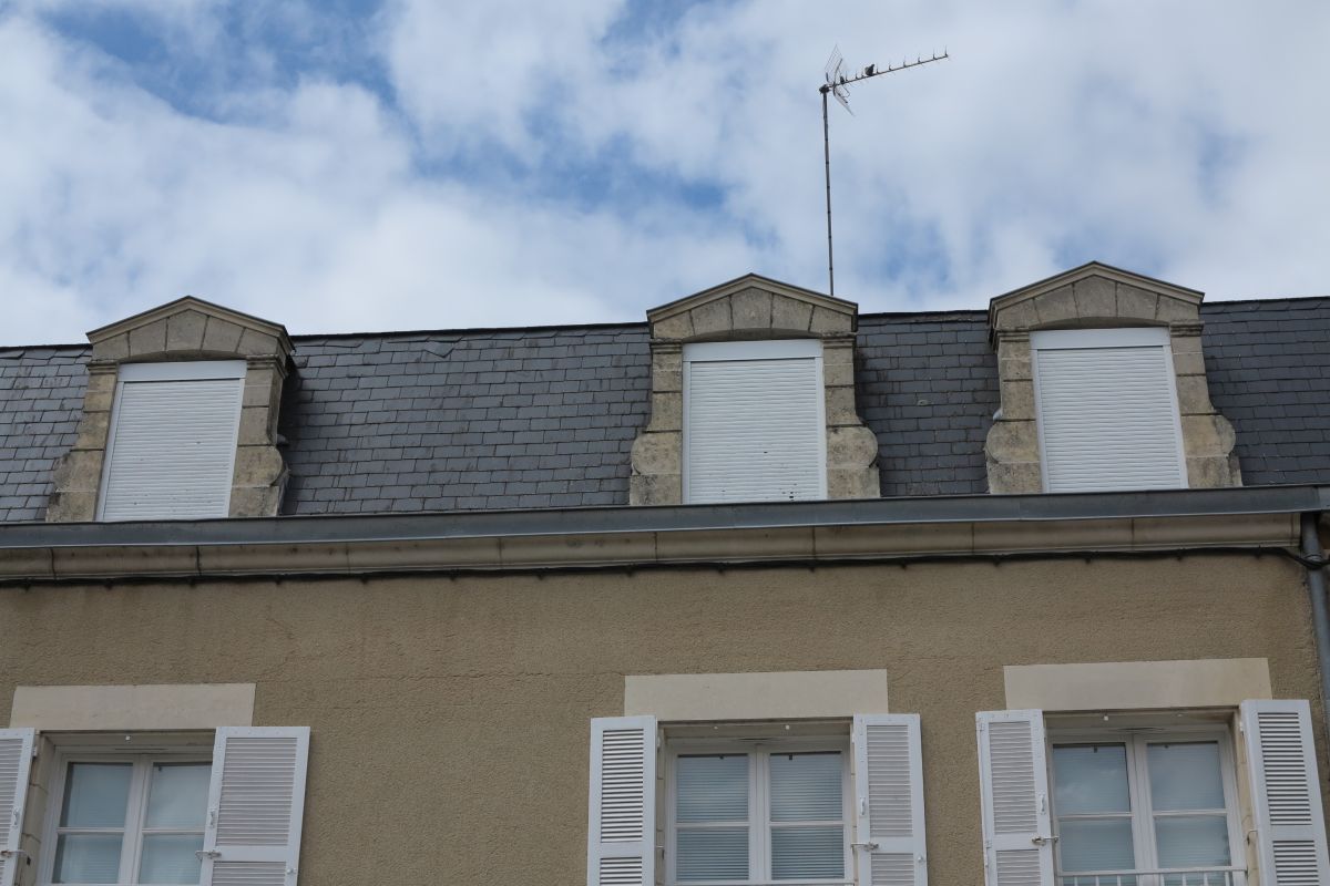 N° 14 place de la Libération, comble éclairé par trois lucarnes.