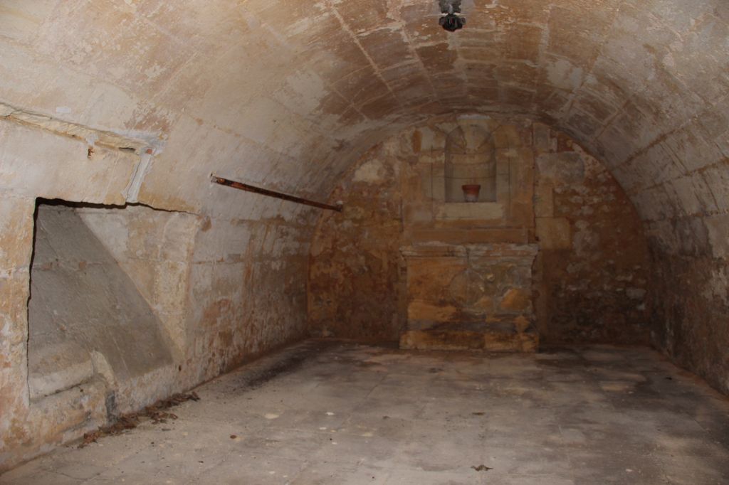 Sous-sol : partie principale du caveau funéraire et autel.