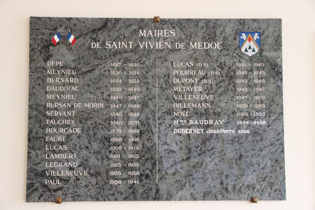 Vue intérieure, vestibule : plaque commémorative indiquant les noms des maires successifs de la commune.