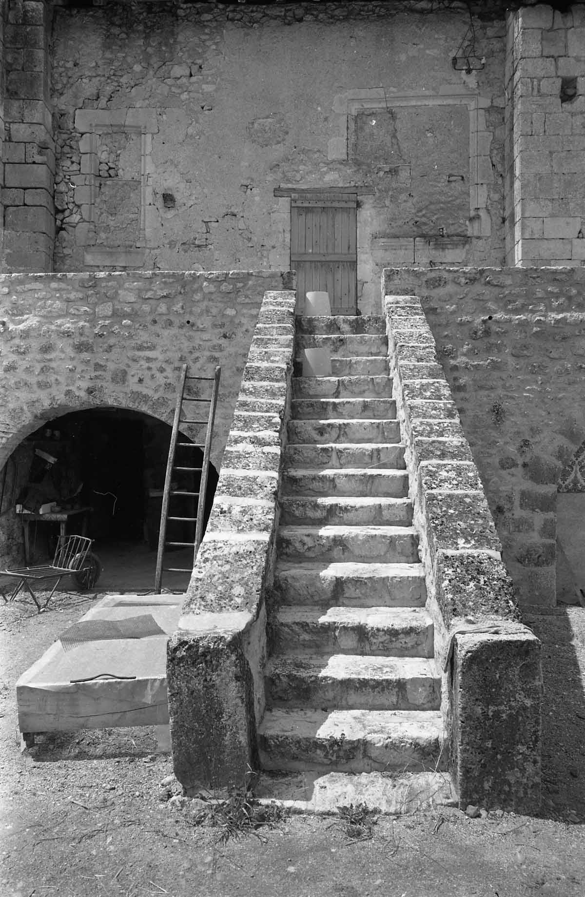 Escalier extérieur du logement du prieur en 1978.