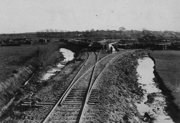 Embranchement ferroviaire construit par les Américains en 1918 dans les marais.