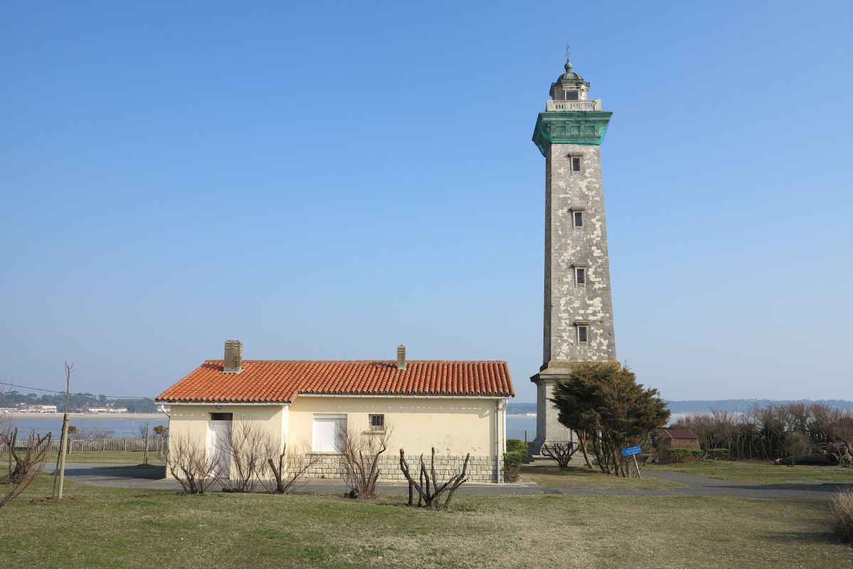 Le phare et la maison de gardien, vus depuis l'ouest.