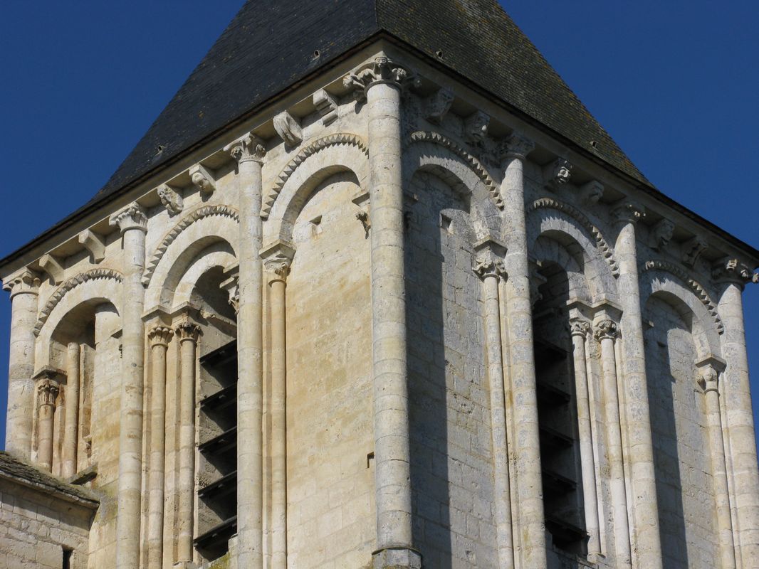 Le clocher est pourvu d'une baie centrale ajourée flanquée de deux arcades aveugles ornées de dents de scie. Les modillons de la corniche sont pour la plupart sculptés de têtes humaines grimaçantes.