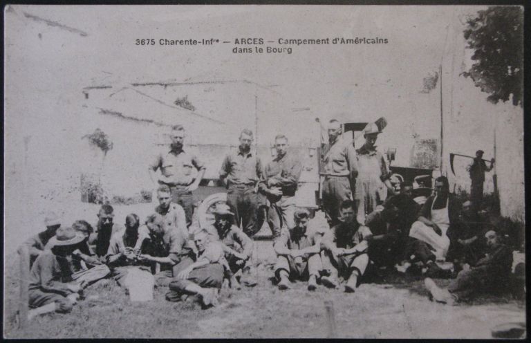 Campement de soldats américains dans le bourg d'Arces à la fin de la Première Guerre mondiale, carte postale vers 1920.