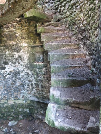 Escalier en vis à l'intérieur du moulin.