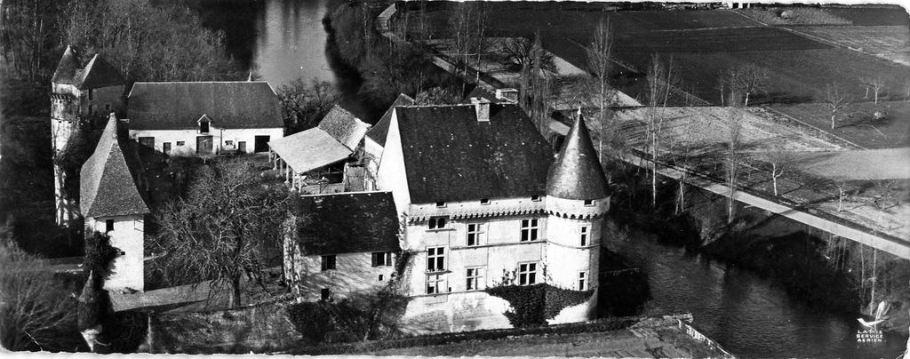 Vue aérienne du château de Losse. Carte postale (éditeur La Pie, service aérien), s.d. (années 1950).