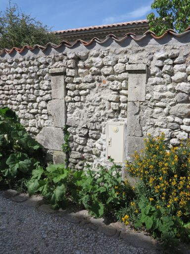 Ancienne porte de jardin, rue du Port.