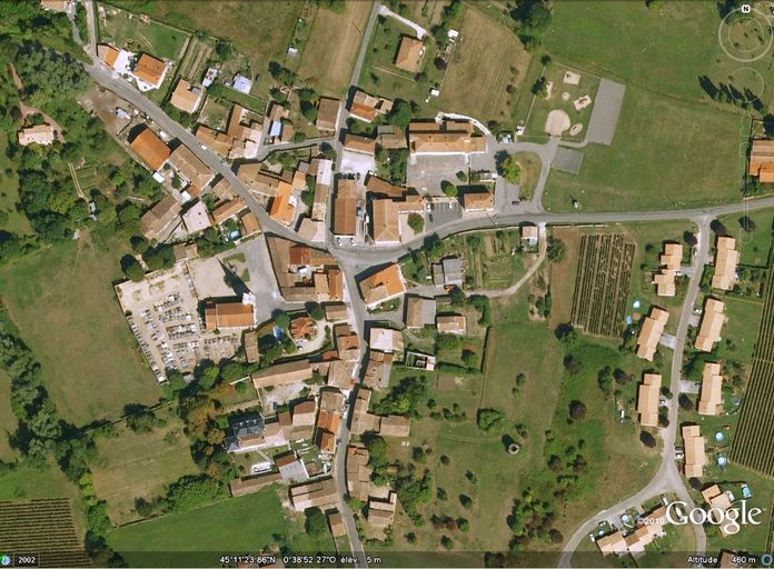 Vue satellite du bourg en 2012.