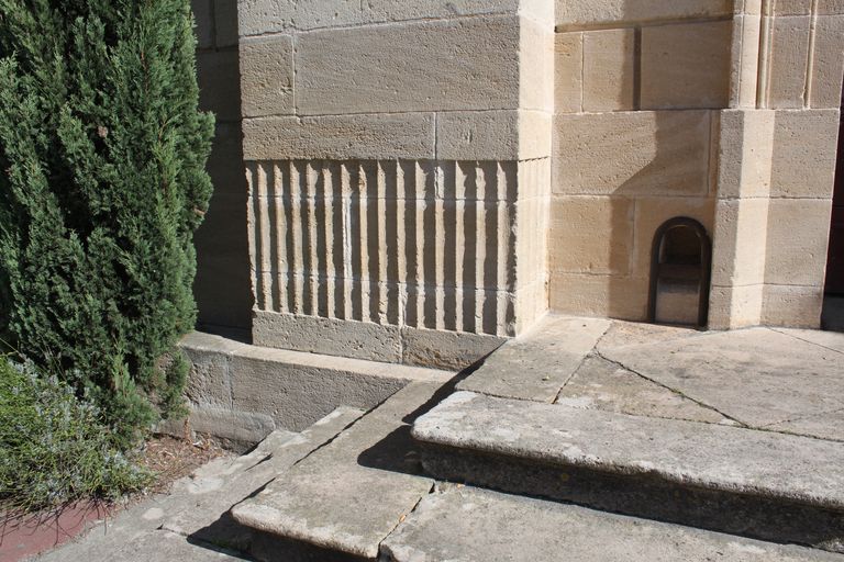 Façade occidentale : détail de la base des pilastres cannelée.