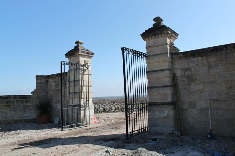 Portail d'accès au château : piliers portant les dates 1332 et 1877.