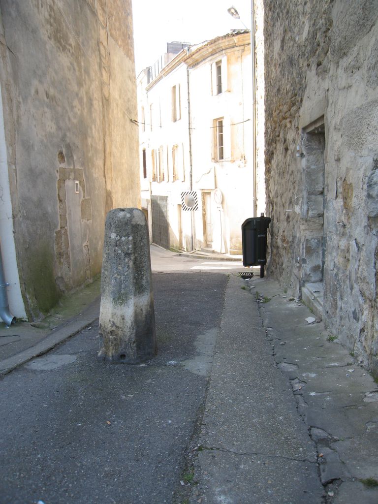 Ruelle entre la place de la Victoire et la rue Saint-Sauveur au fond.