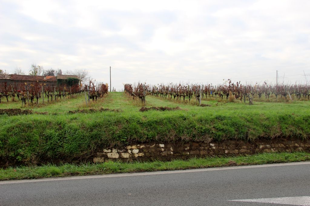 Talus maçonné bordant la route D669 à l'ouest du hameau de La Lustre.