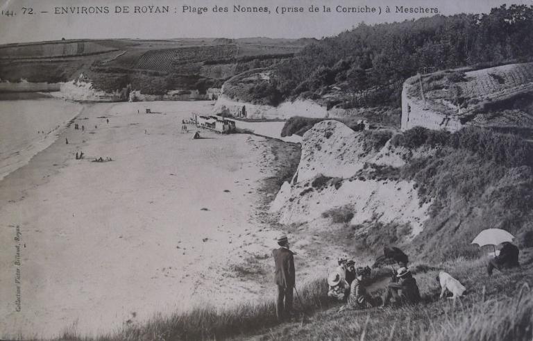 Promeneurs au-dessus de la plage des Nonnes, vers 1900.