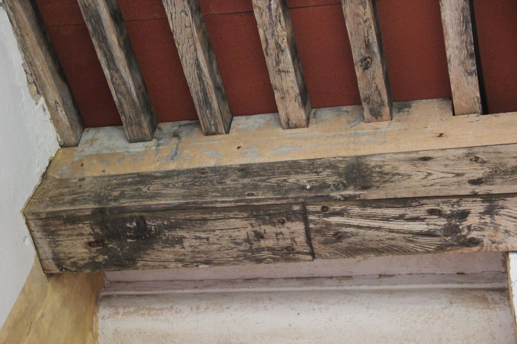 Plafond du couloir du premier étage du pavillon nord-est : poutre coffrée de planches clouées dans son état XVIIe siècle.