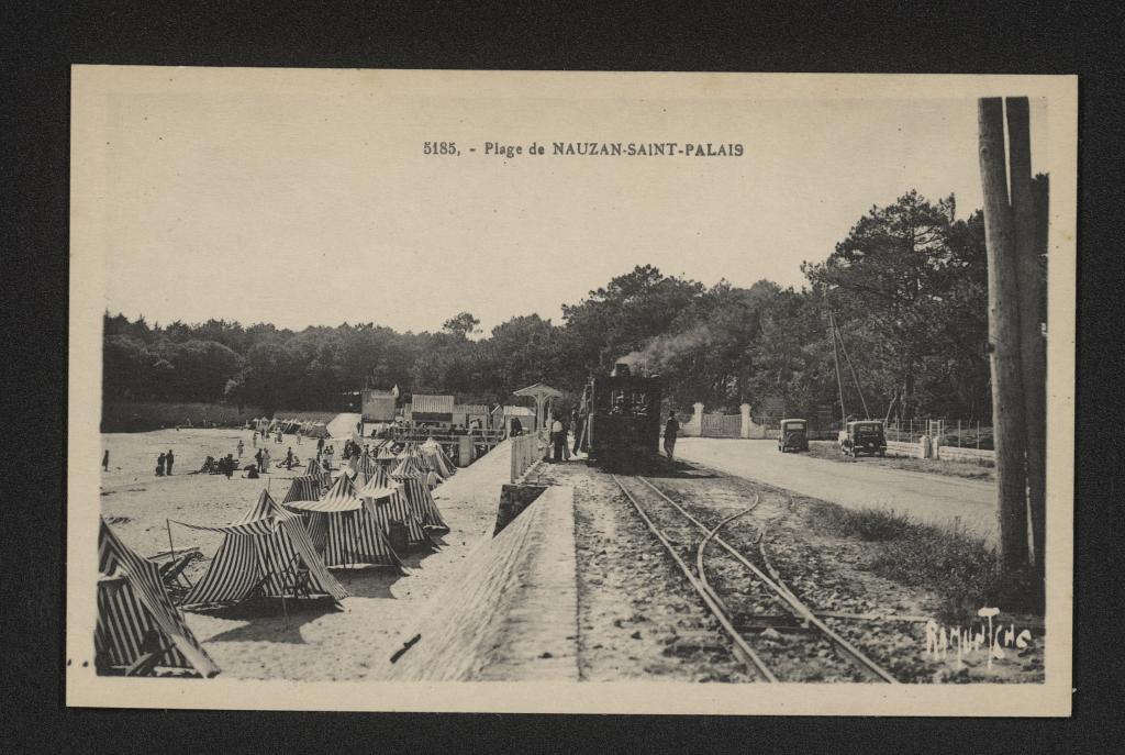 Le tramway le long de la plage de Nauzan vers 1930.